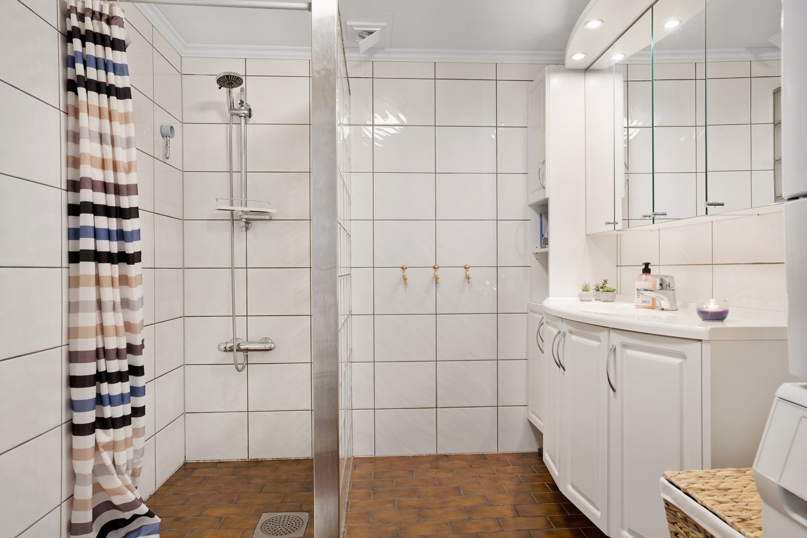 Bad innredet med dusjkabinett 